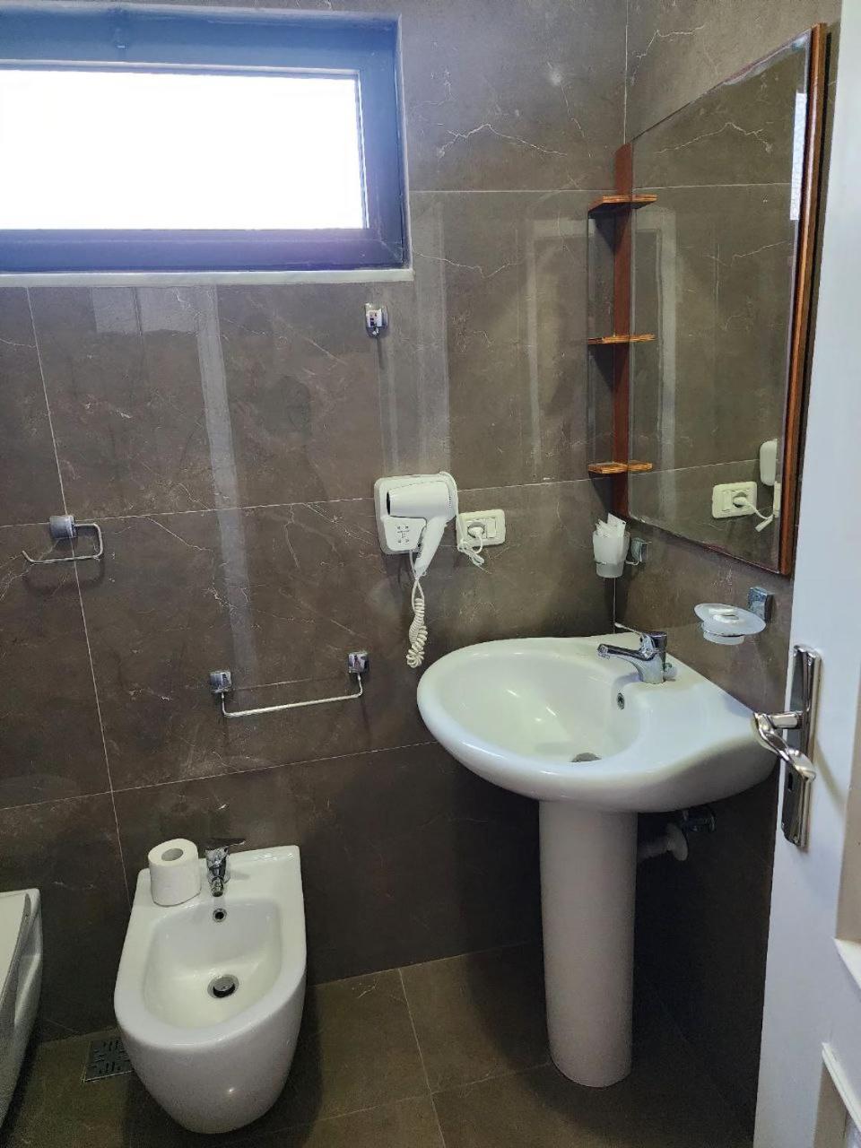 Hotel Maren Durrës Zimmer foto